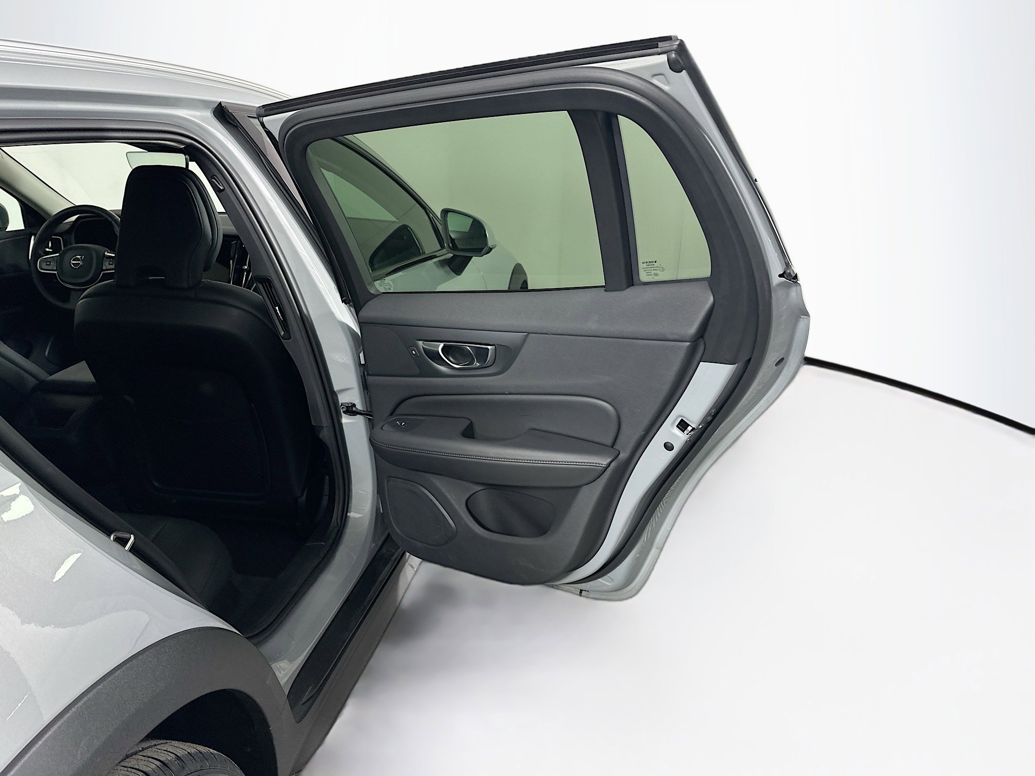 Used 2025 Volvo V60 B5 Cross Country Plus image 31