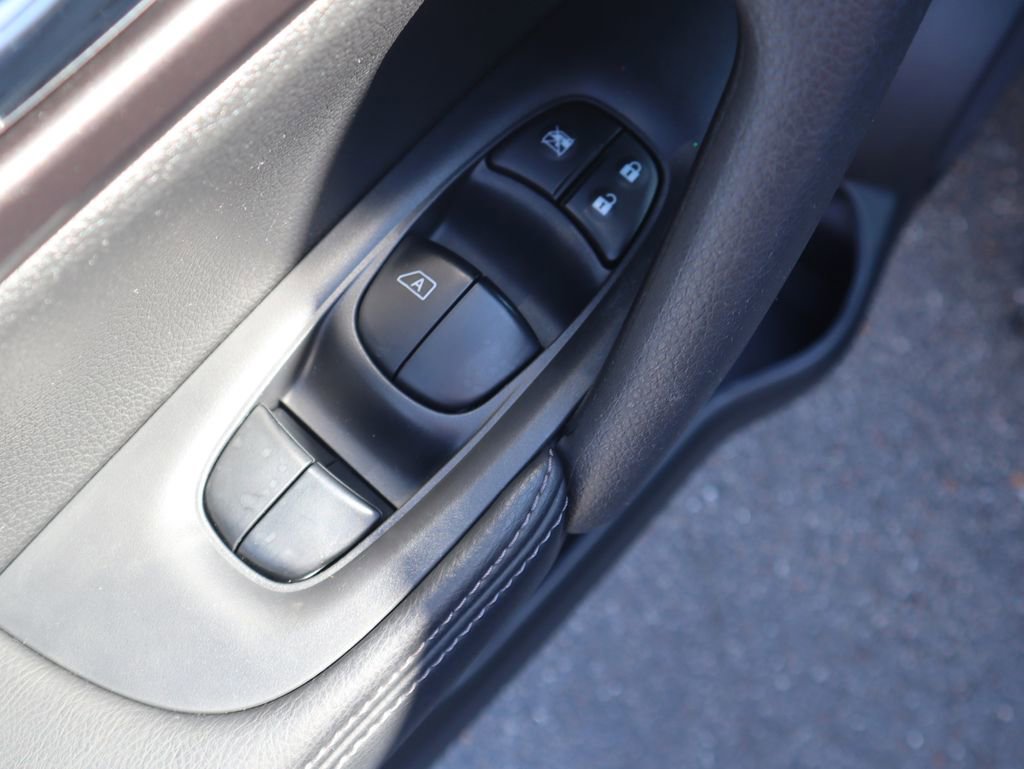 Used 2016 Nissan Rogue S image 17