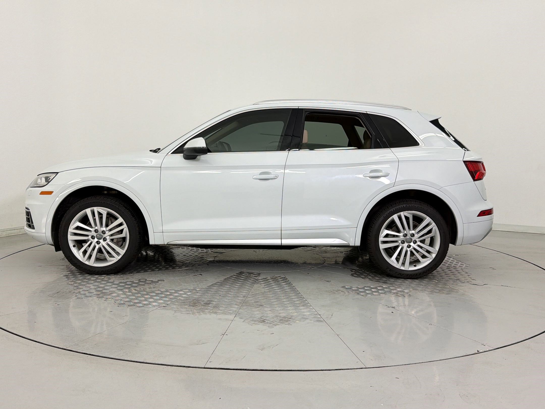 Used 2019 Audi Q5 2.0T Premium Plus w/ Premium Plus Package AWD/4WD image 2