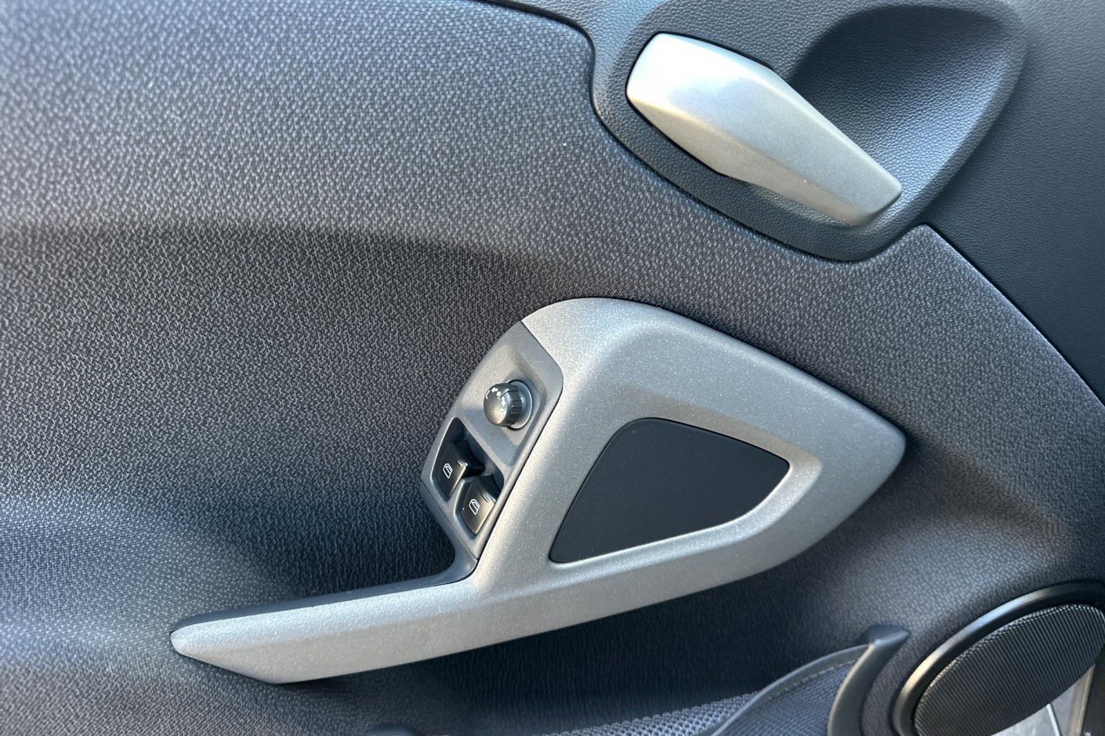 Used 2016 smart fortwo passion image 11