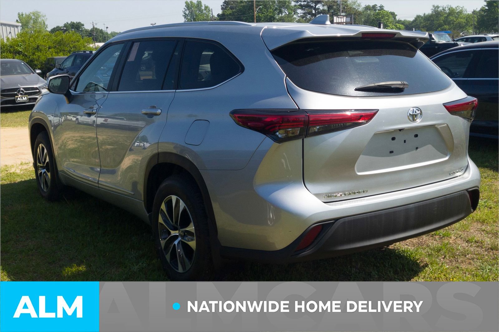 Used 2023 Toyota Highlander XLE AWD/4WD image 5