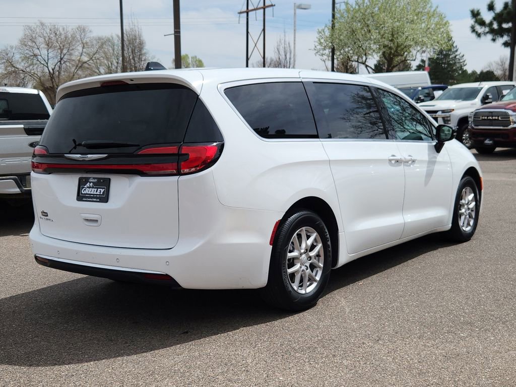 Used 2025 Chrysler Pacifica Select image 3