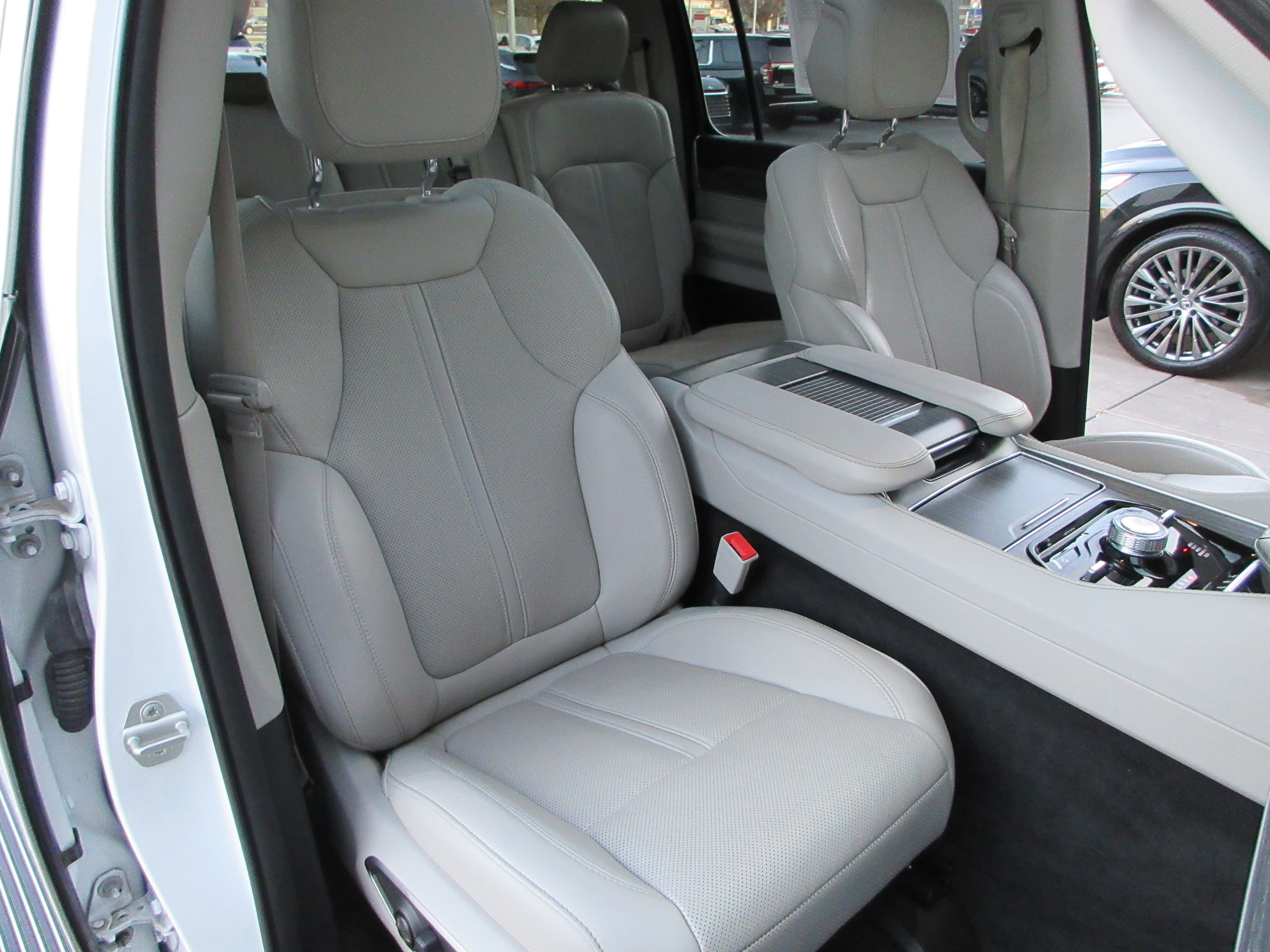 Used 2023 Jeep Wagoneer L Series III w/ Premium Group I image 29