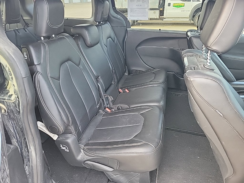Certified 2025 Chrysler Pacifica Select w/ Uconnect Theater Family Group FWD image 12