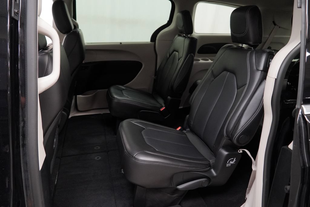 Certified 2024 Chrysler Pacifica Touring-L FWD image 20