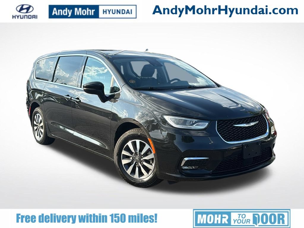 Used 2023 Chrysler Pacifica Touring-L FWD image 1