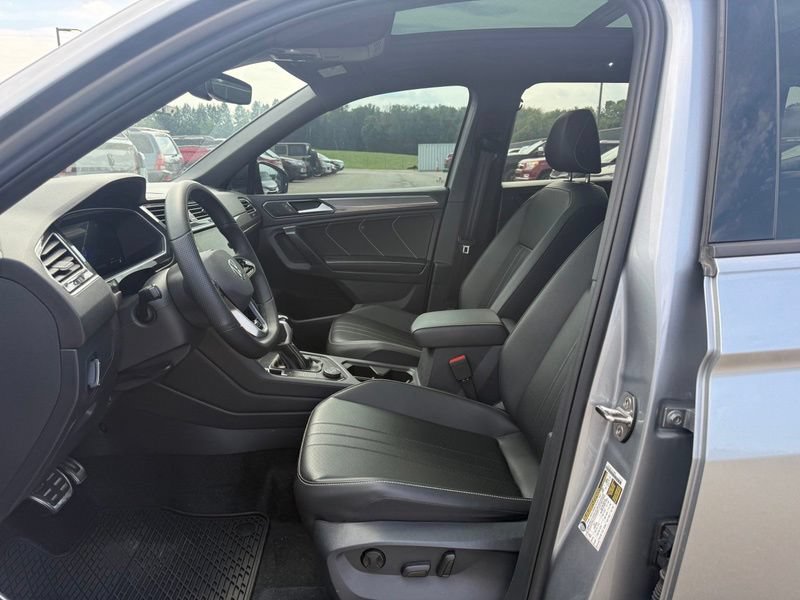 Used 2024 Volkswagen Tiguan SE R-Line AWD/4WD image 3