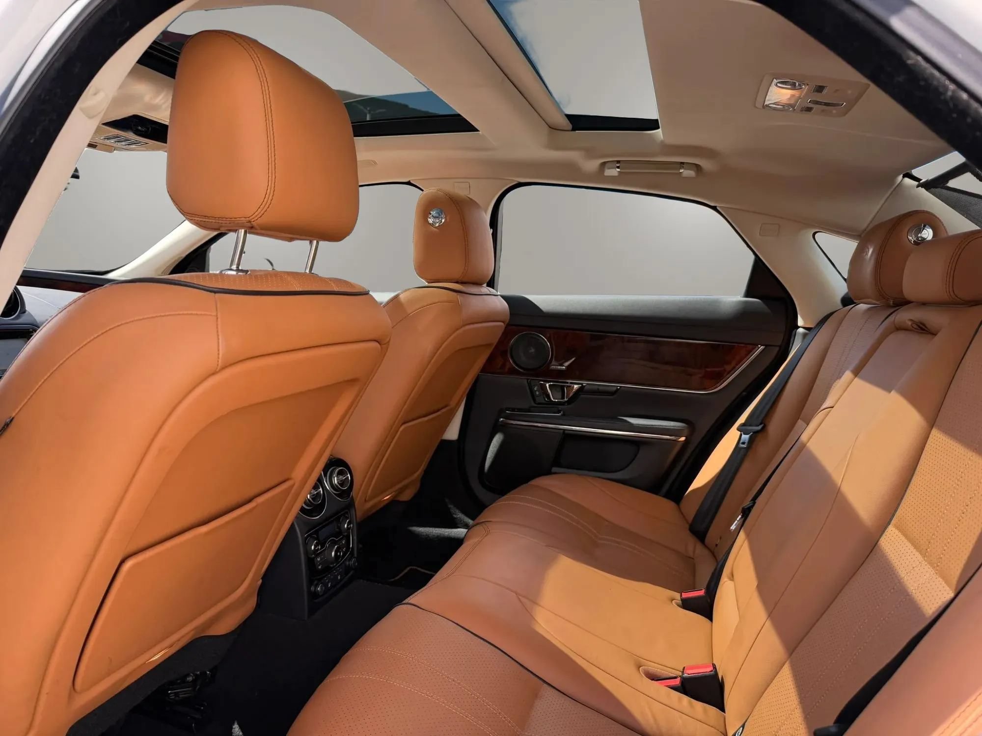 Used 2018 Jaguar XJ R-Sport RWD image 14