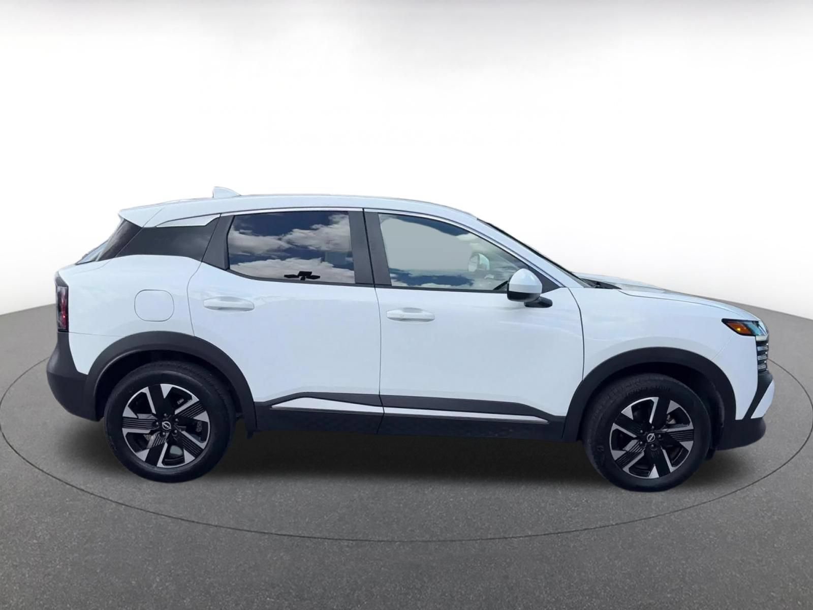 Used 2025 Nissan Kicks SV AWD/4WD image 16