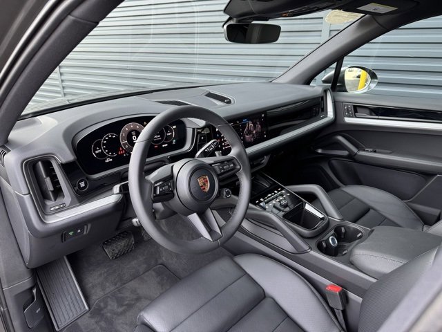 Used 2025 Porsche Cayenne image 4