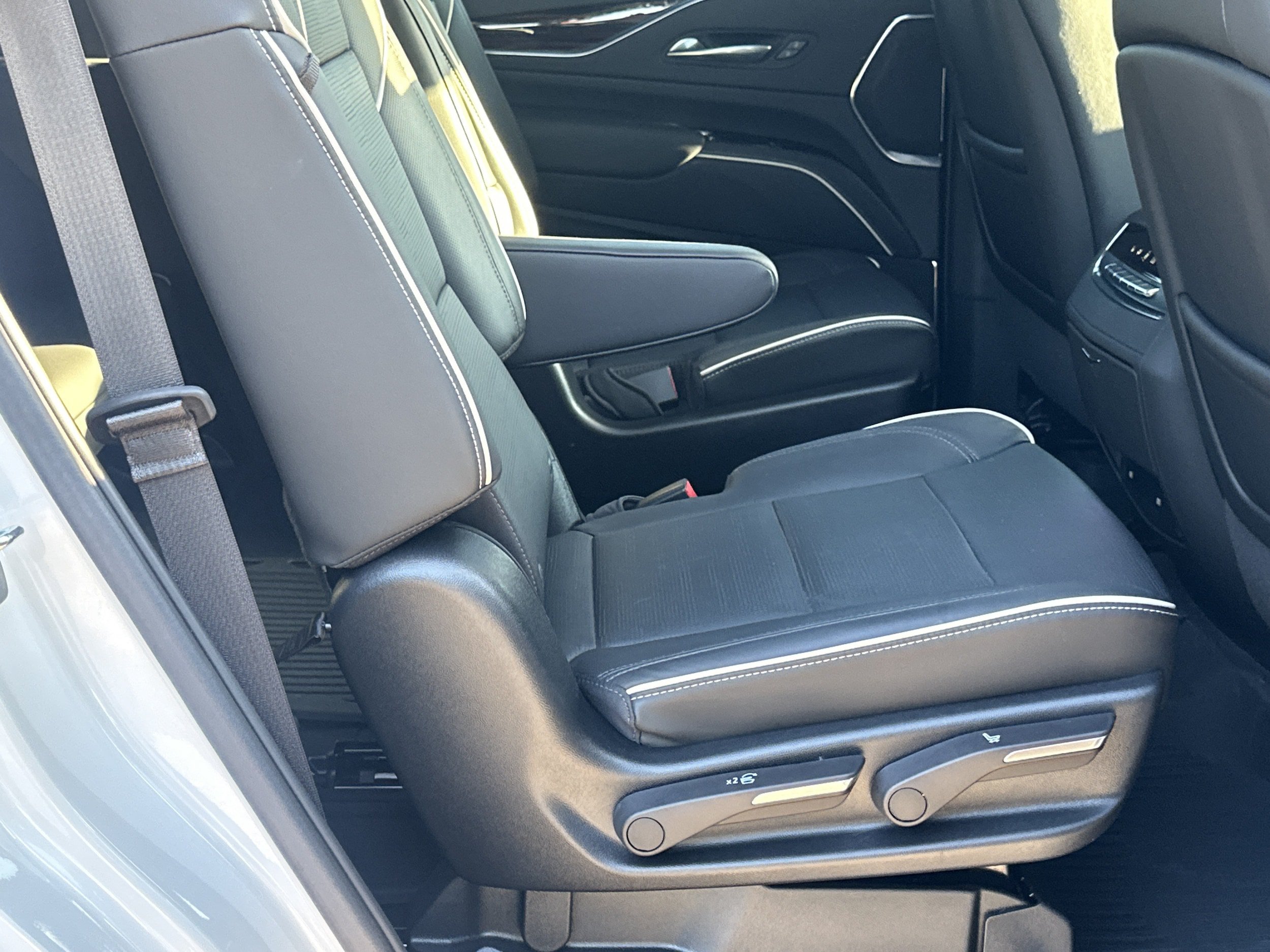 Used 2023 Cadillac Escalade Premium Luxury AWD/4WD image 15