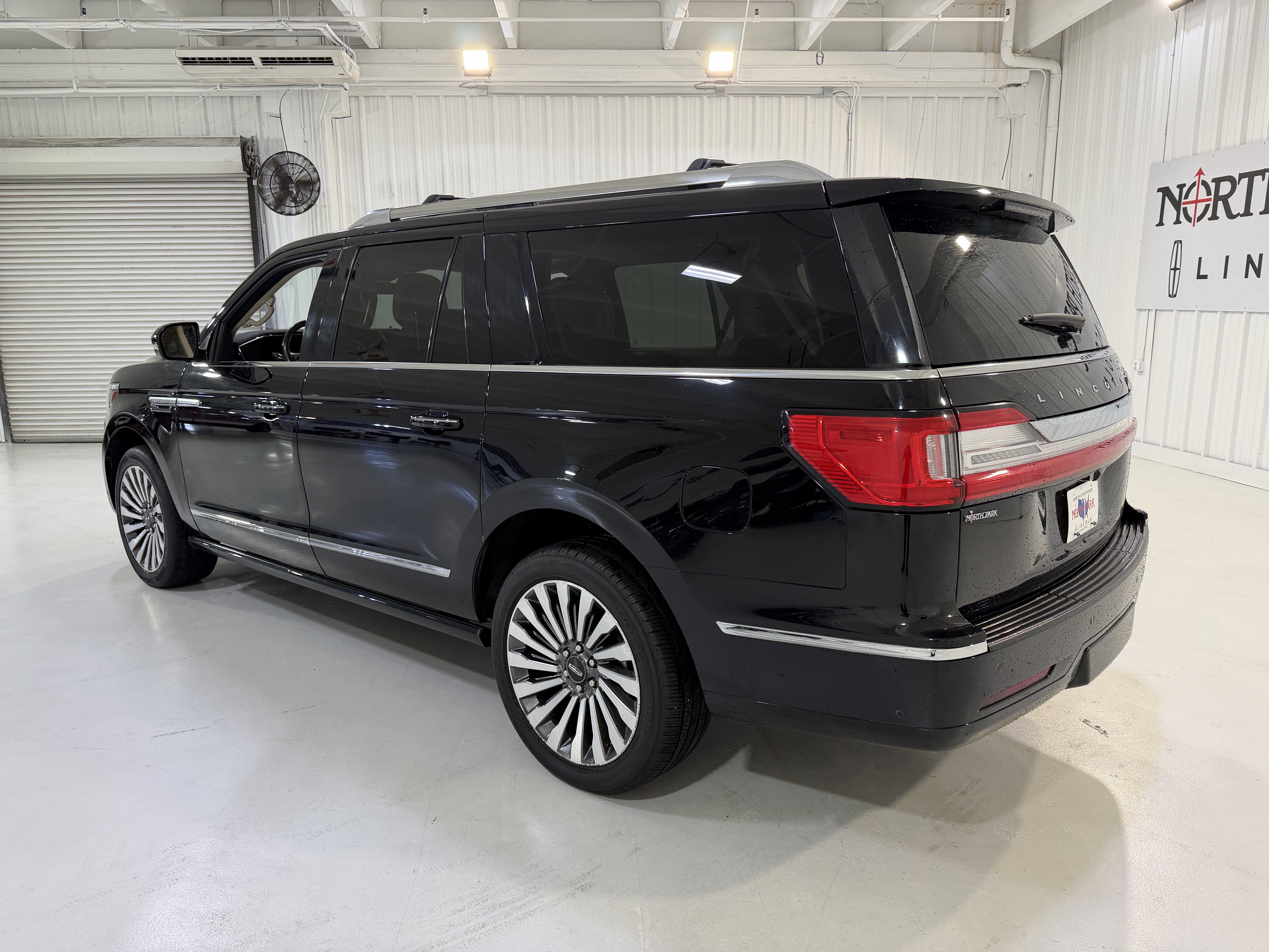 Used 2020 Lincoln Navigator L Reserve w/ Luxury Package RWD image 3