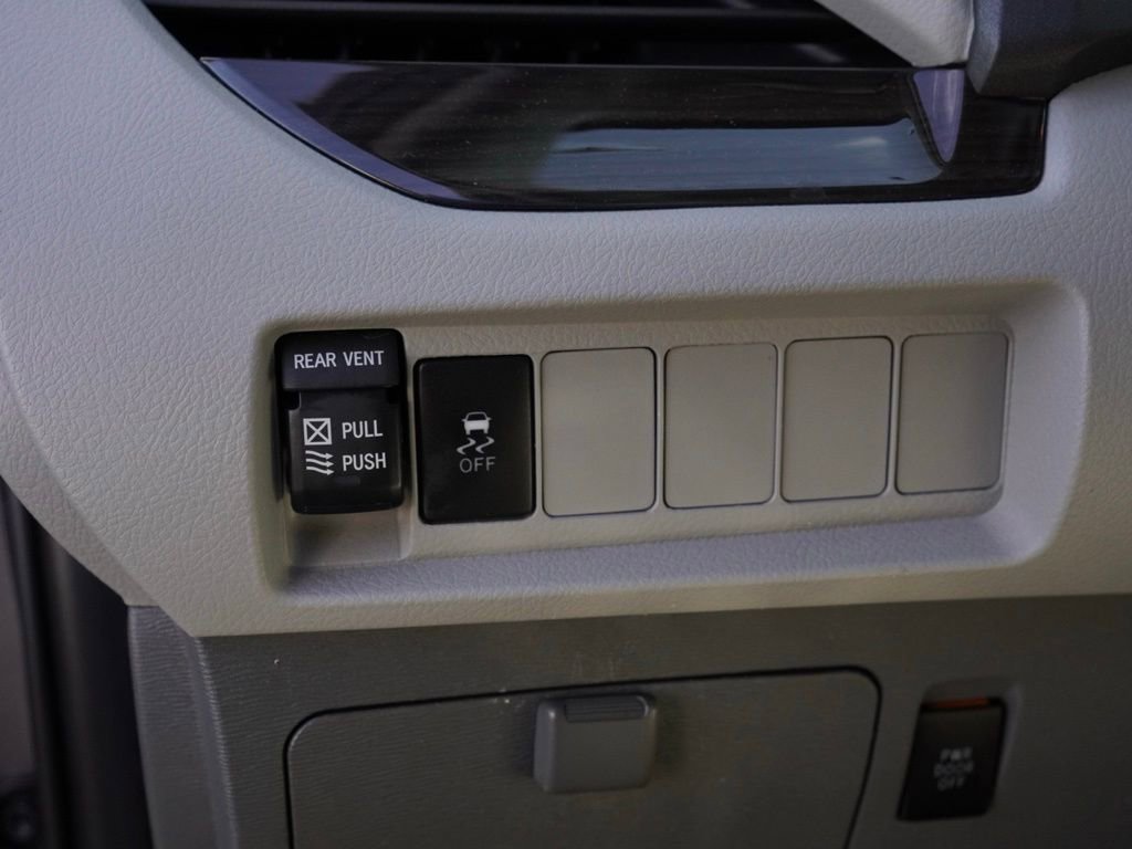 Used 2020 Toyota Sienna XLE image 12