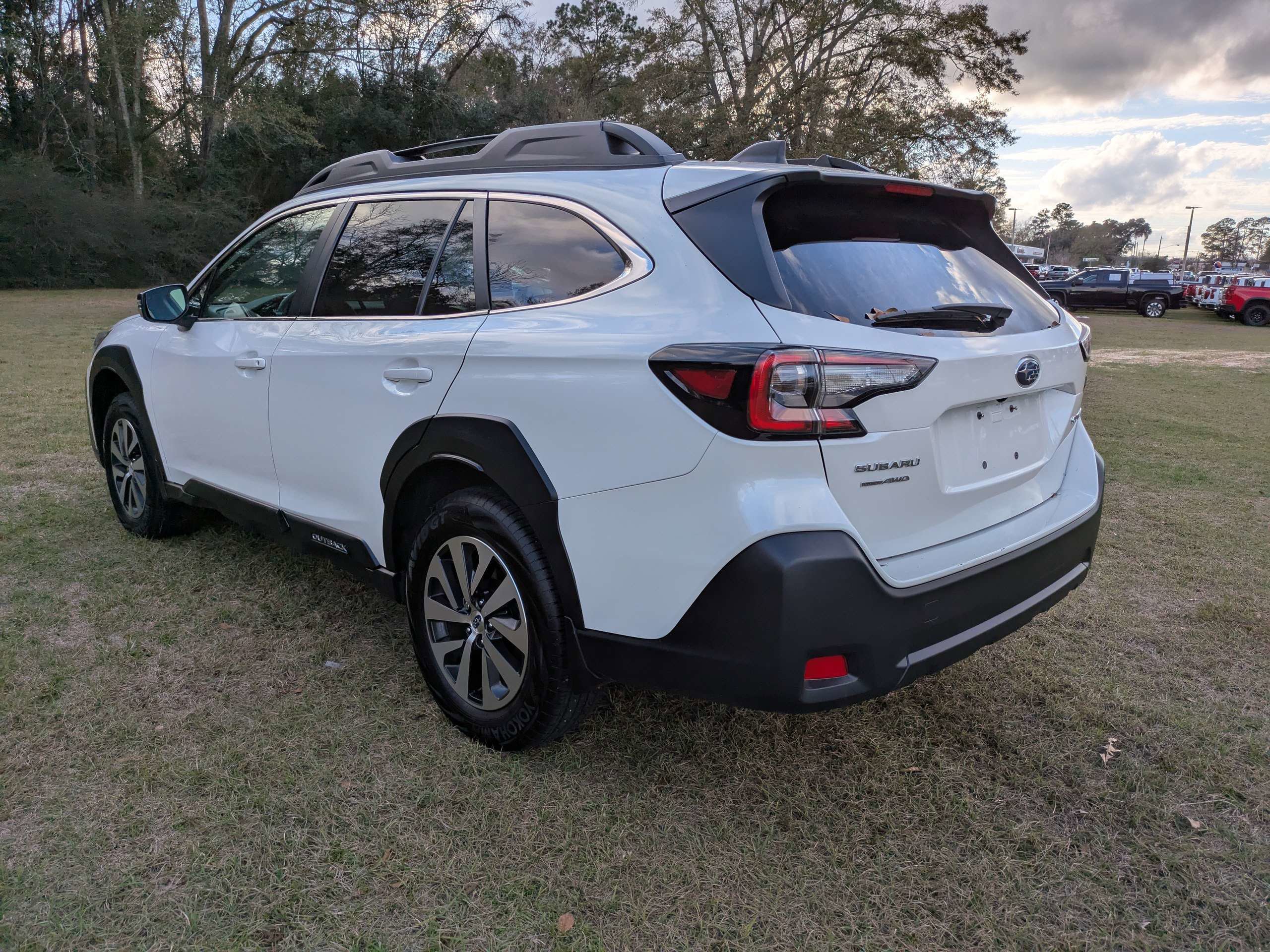 Used 2023 Subaru Outback Premium image 6