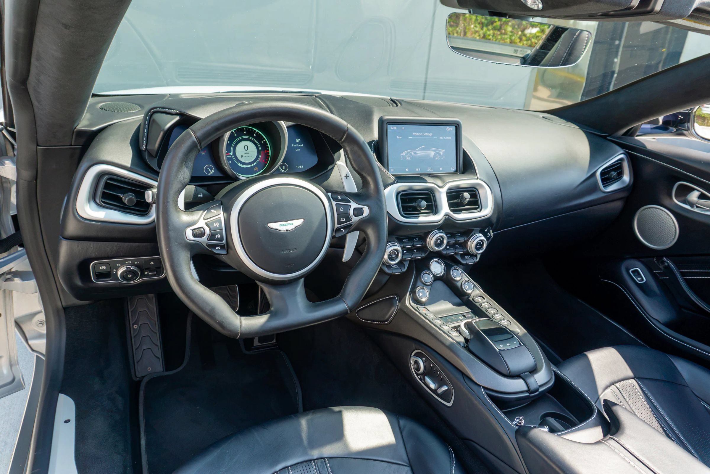 Used 2022 Aston Martin V8 Vantage Roadster RWD image 17