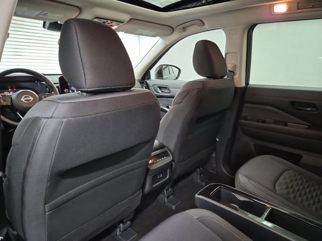 Used 2025 Nissan Pathfinder SV w/ SV Premium Package image 15