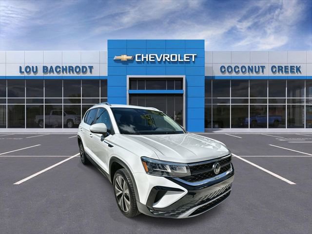 Used 2024 Volkswagen Taos SE image 1