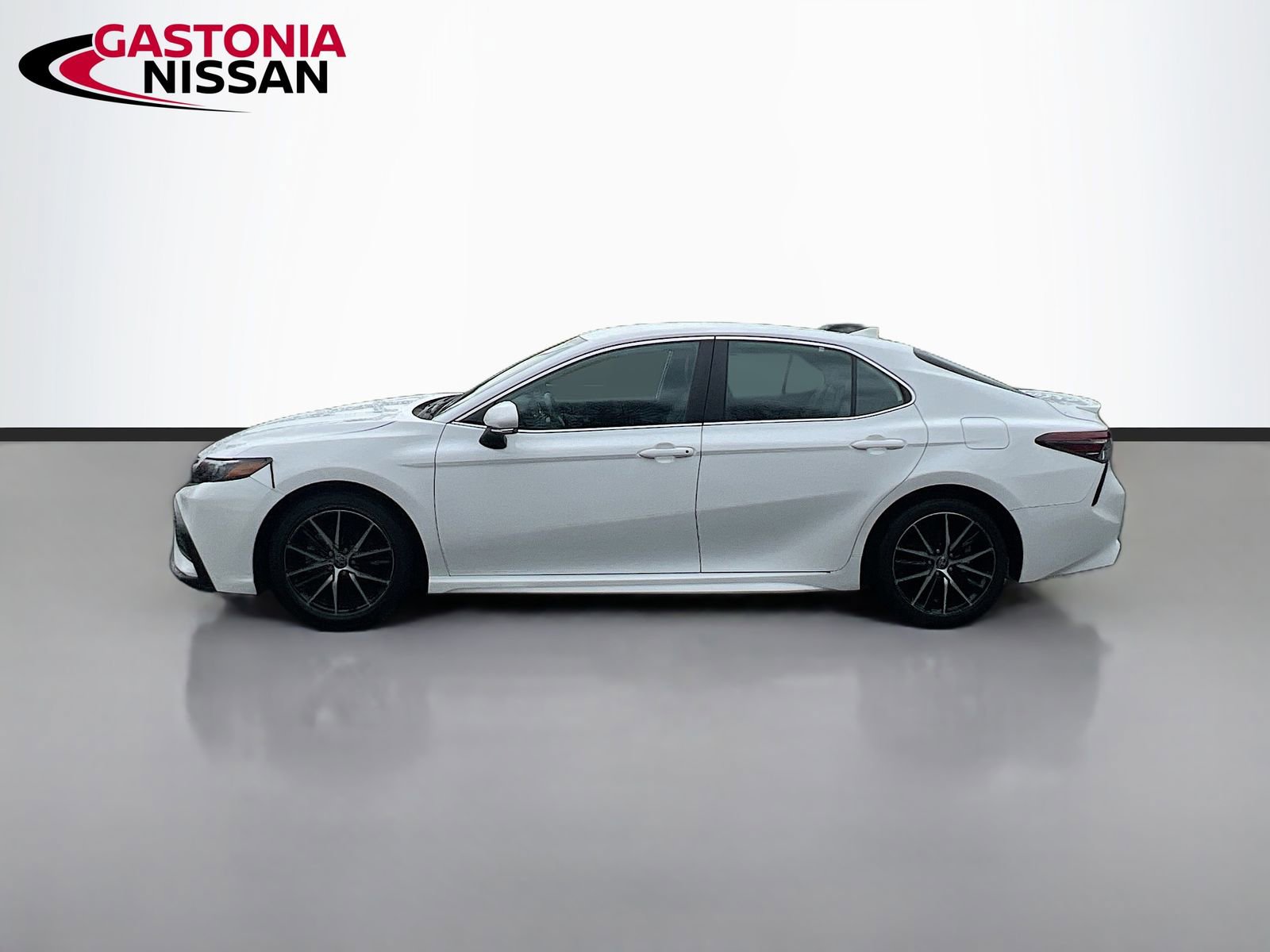 Used 2023 Toyota Camry SE image 5