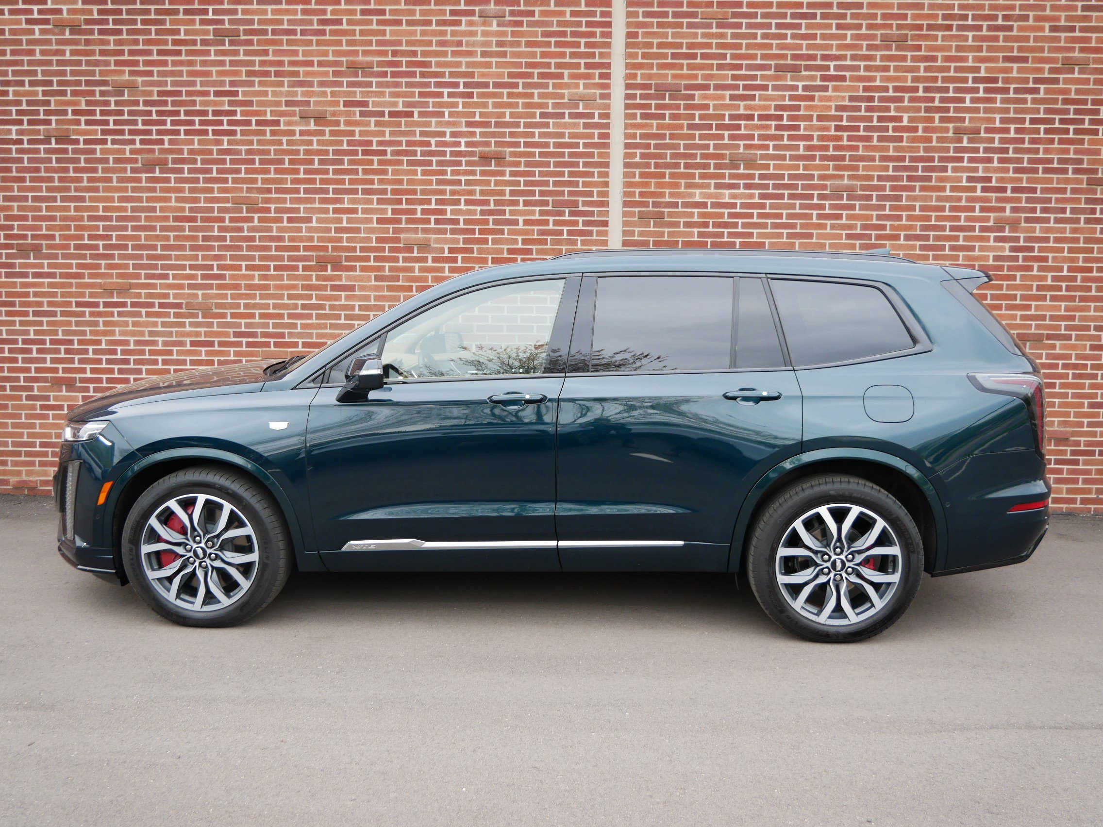 Certified 2024 Cadillac XT6 Sport w/ Platinum Package AWD/4WD image 2