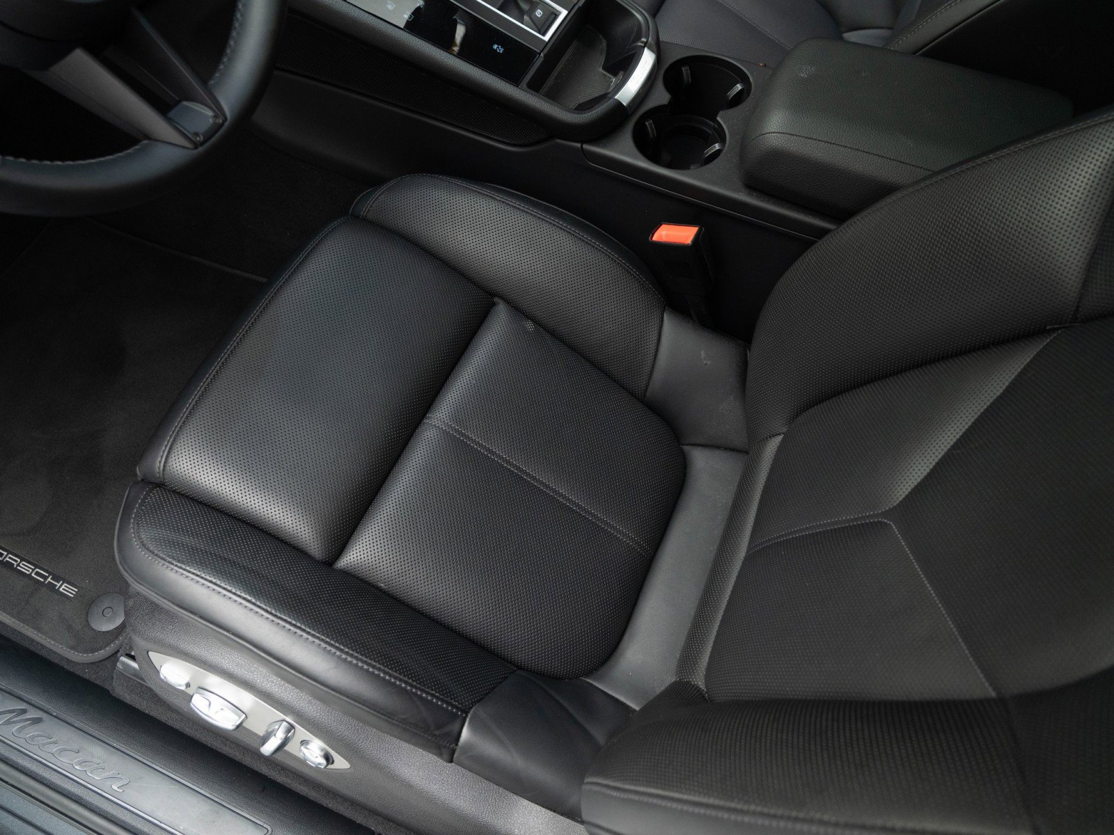 Certified 2023 Porsche Macan AWD/4WD image 26