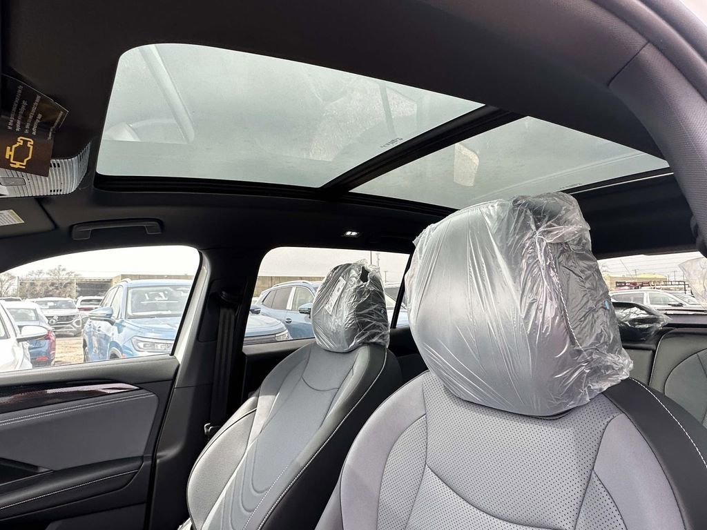 New 2026 Volkswagen Tiguan SE R-Line FWD image 16