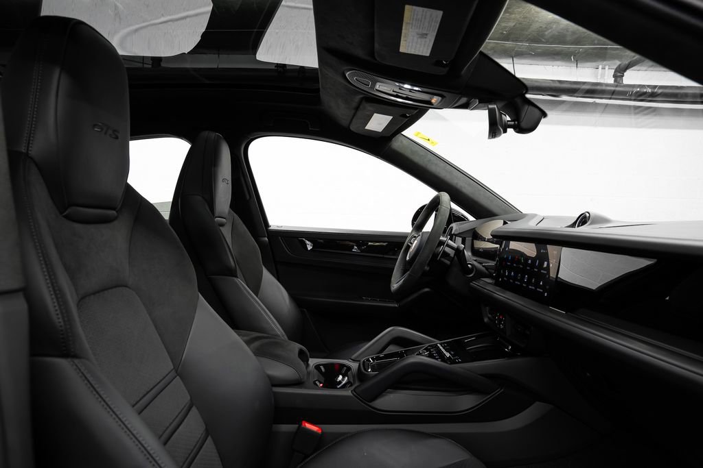 Used 2025 Porsche Cayenne GTS image 32