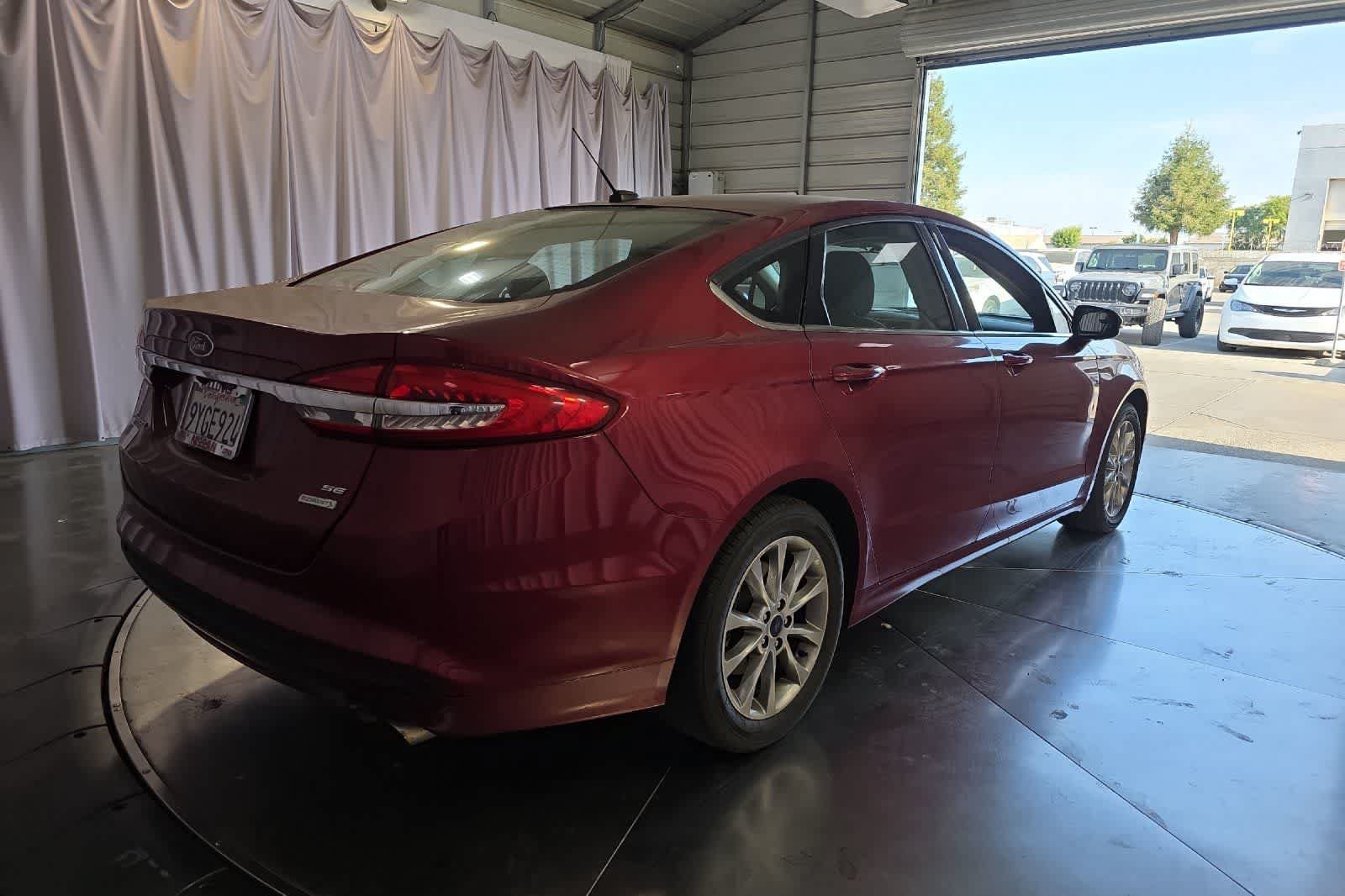 Used 2017 Ford Fusion SE w/ Fusion SE Technology Package FWD image 3