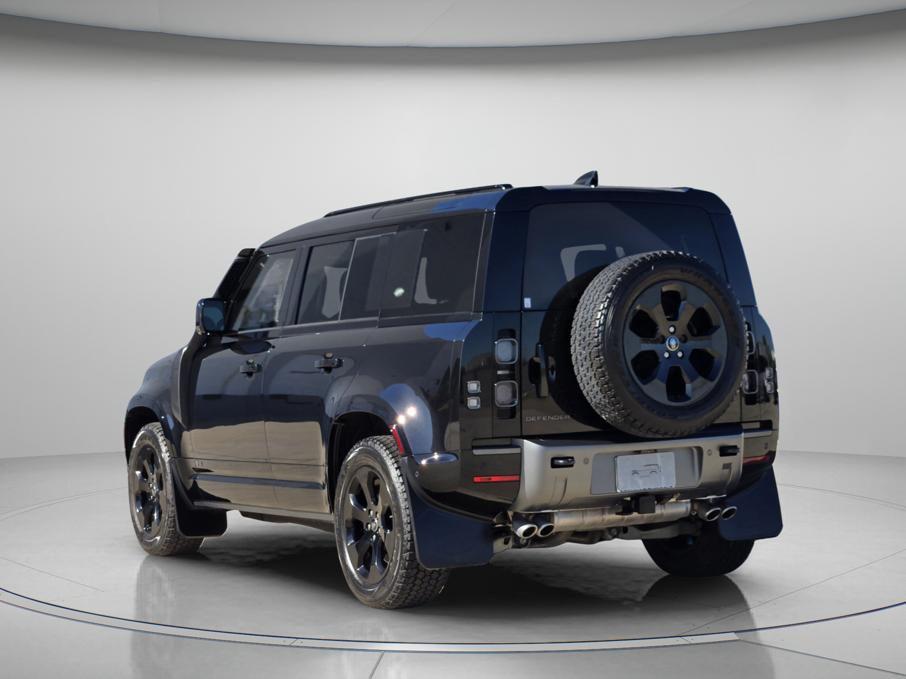 Certified 2024 Land Rover Defender 110 V8 AWD/4WD image 3