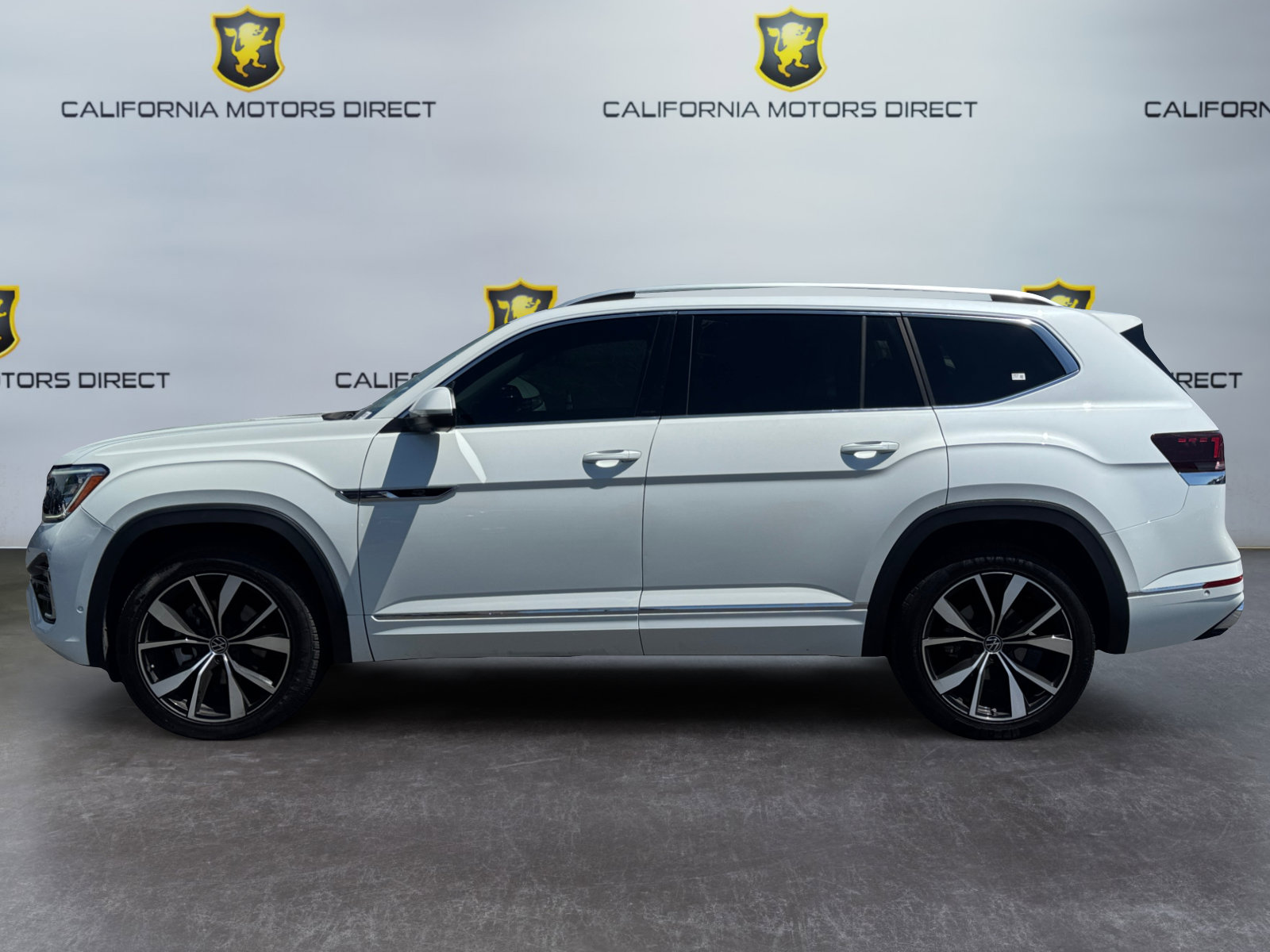 Used 2024 Volkswagen Atlas SEL Premium R-Line AWD/4WD image 2