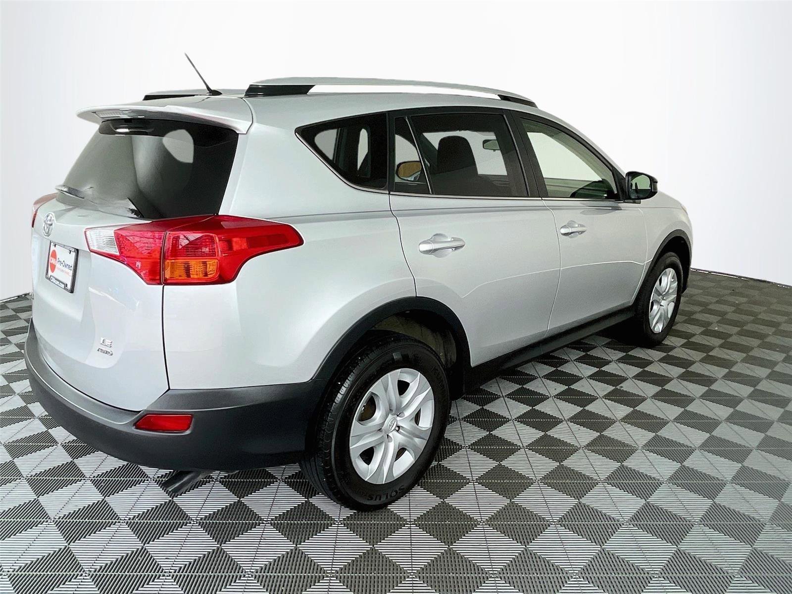 Used 2015 Toyota RAV4 LE AWD/4WD image 9