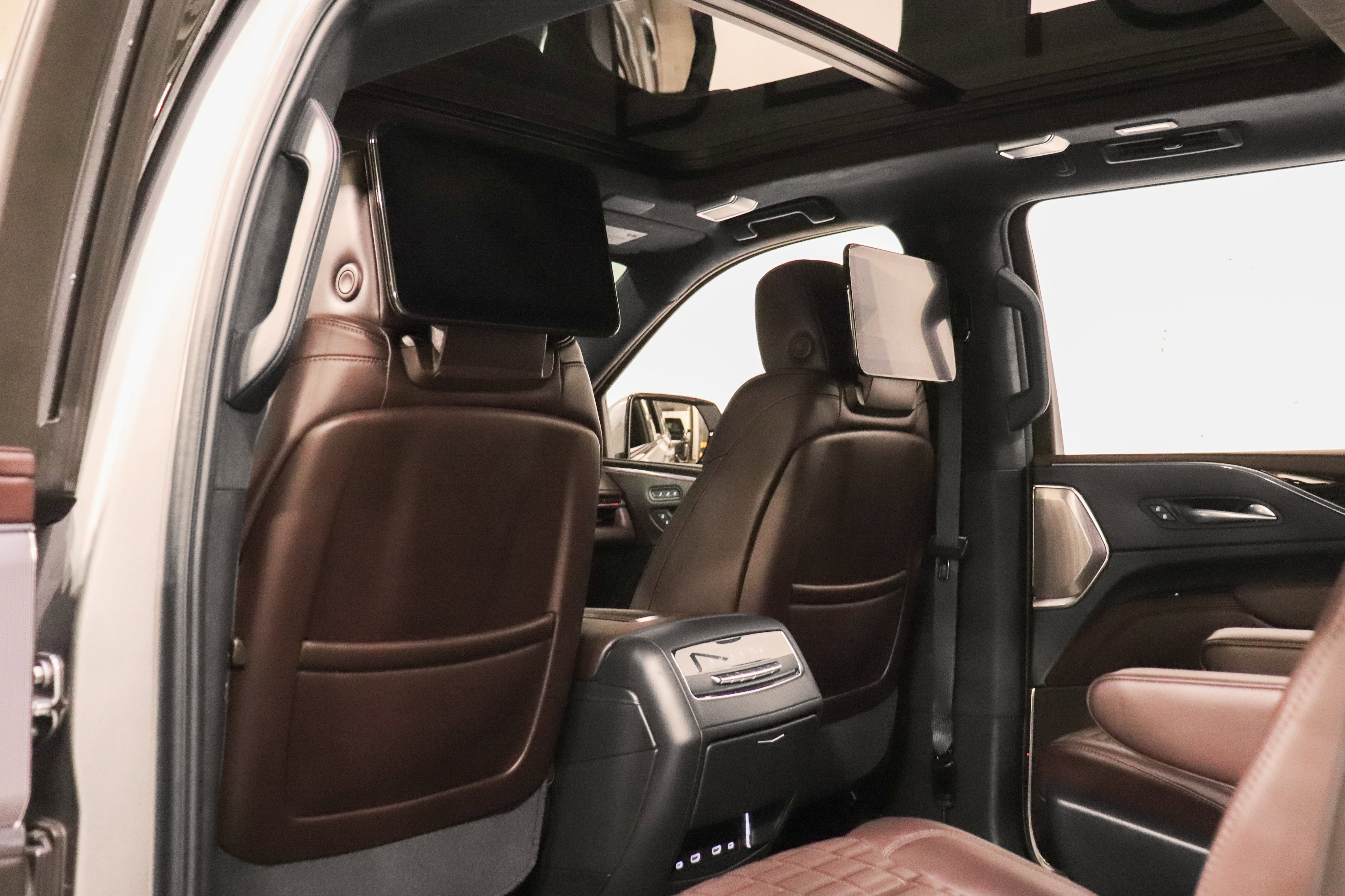 Used 2024 Cadillac Escalade ESV V w/ LPO, ONYX Package image 19