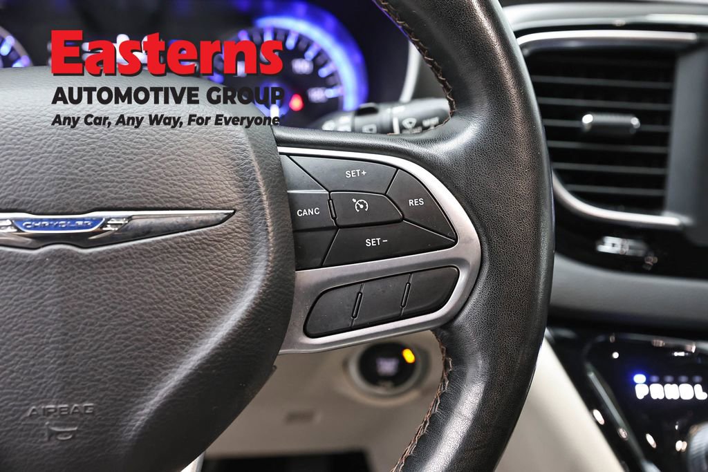 Used 2020 Chrysler Pacifica Touring-L FWD image 16