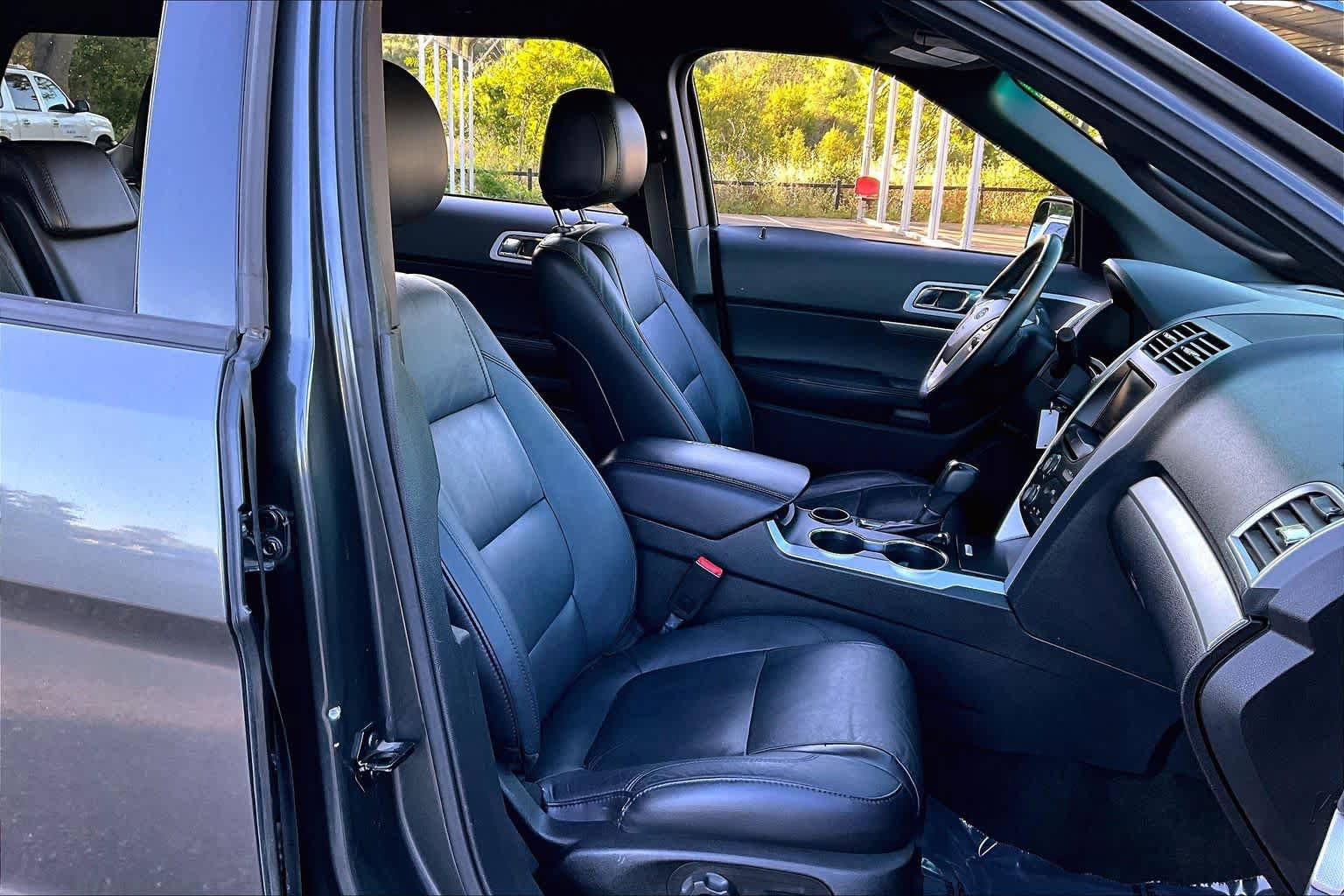 Used 2015 Ford Explorer XLT w/ Equipment Group 202B FWD image 8