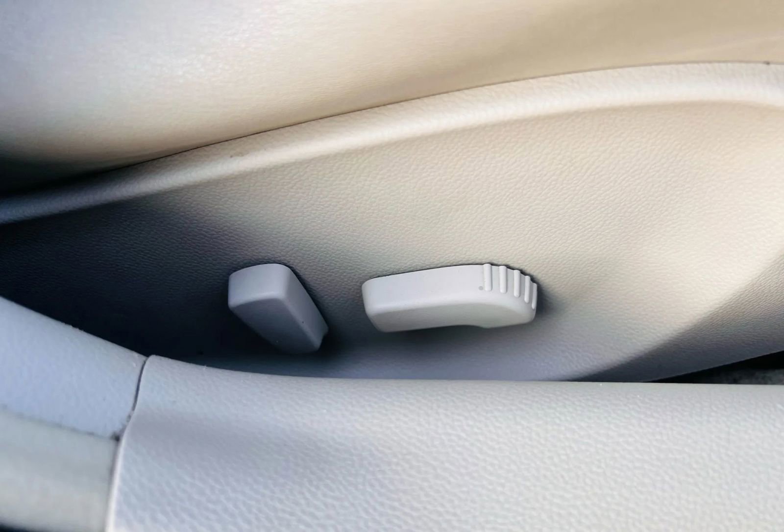 Used 2010 INFINITI G37 Journey w/ Premium Pkg image 18