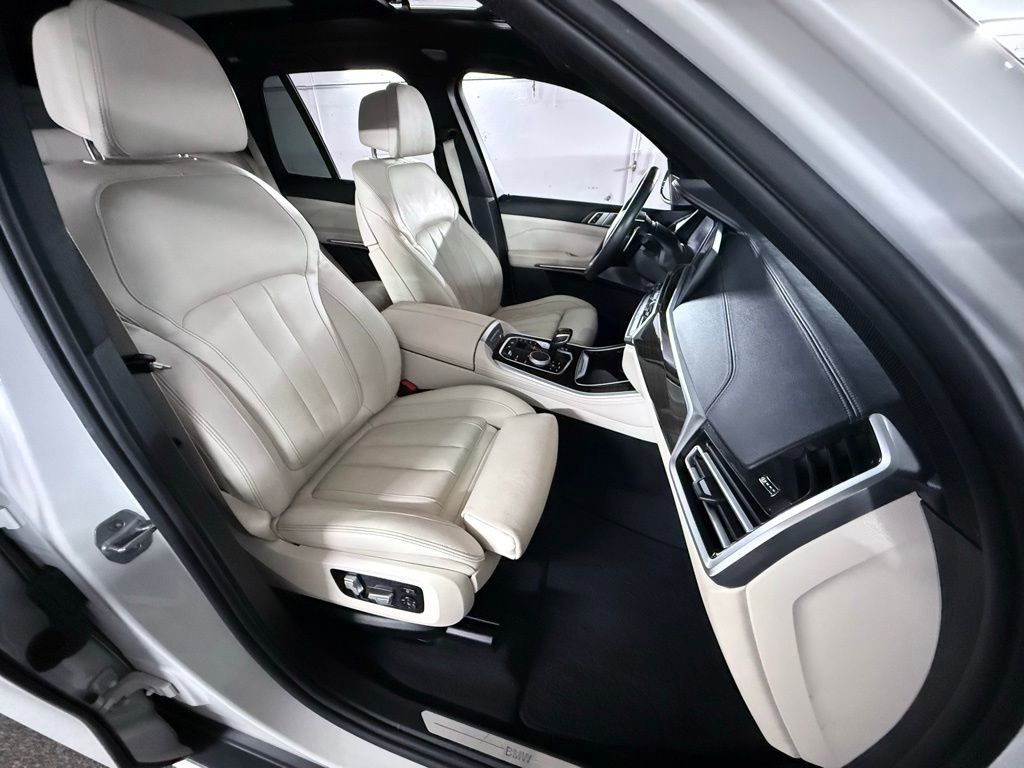 Used 2020 BMW X5 xDrive50i w/ Executive Package image 28