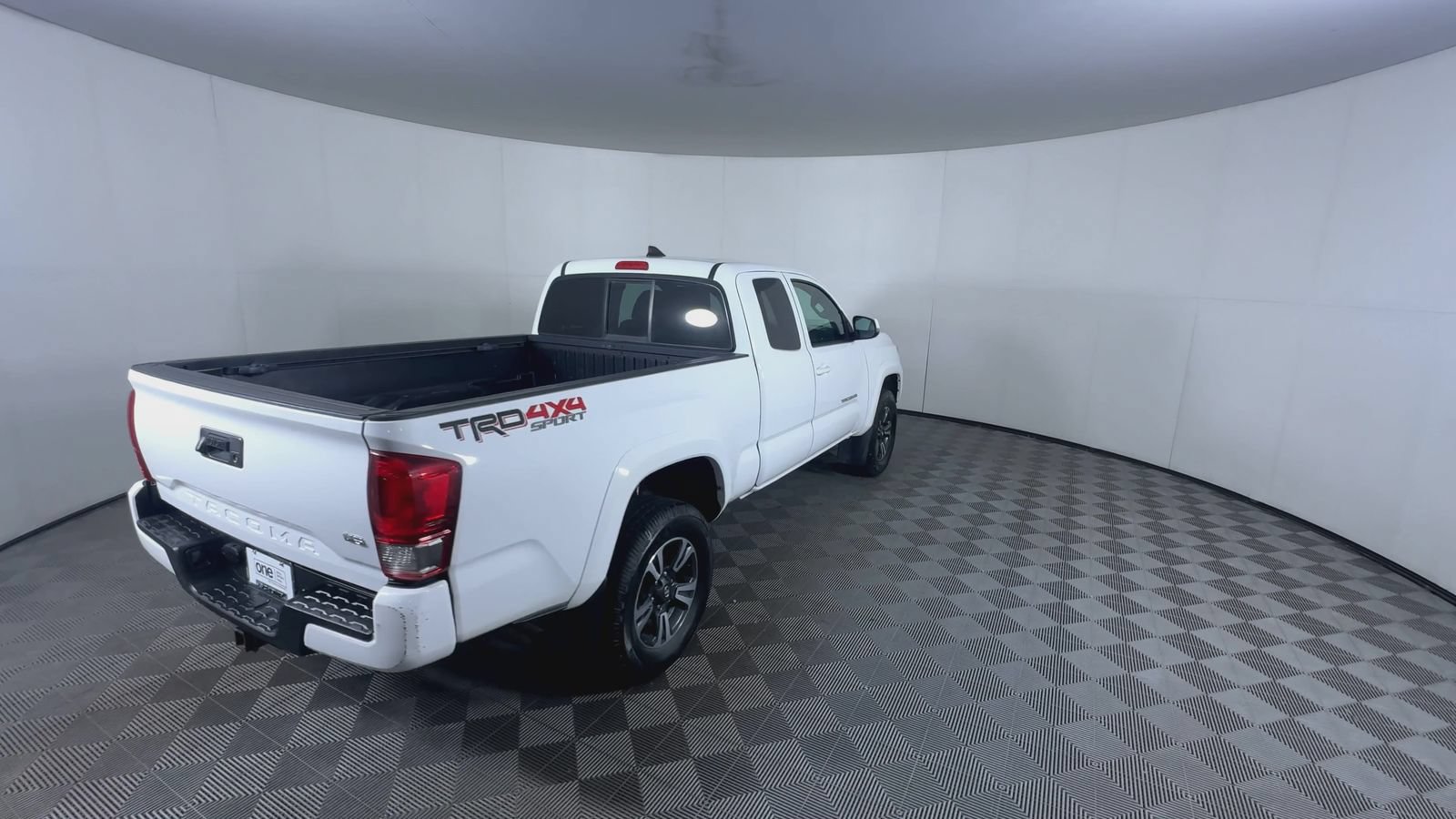 Used 2016 Toyota Tacoma TRD Sport w/ Towing Package AWD/4WD image 8