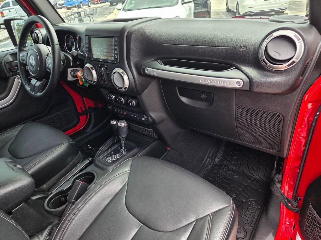 Used 2018 Jeep Wrangler Unlimited Sahara w/ Connectivity Group AWD/4WD image 18