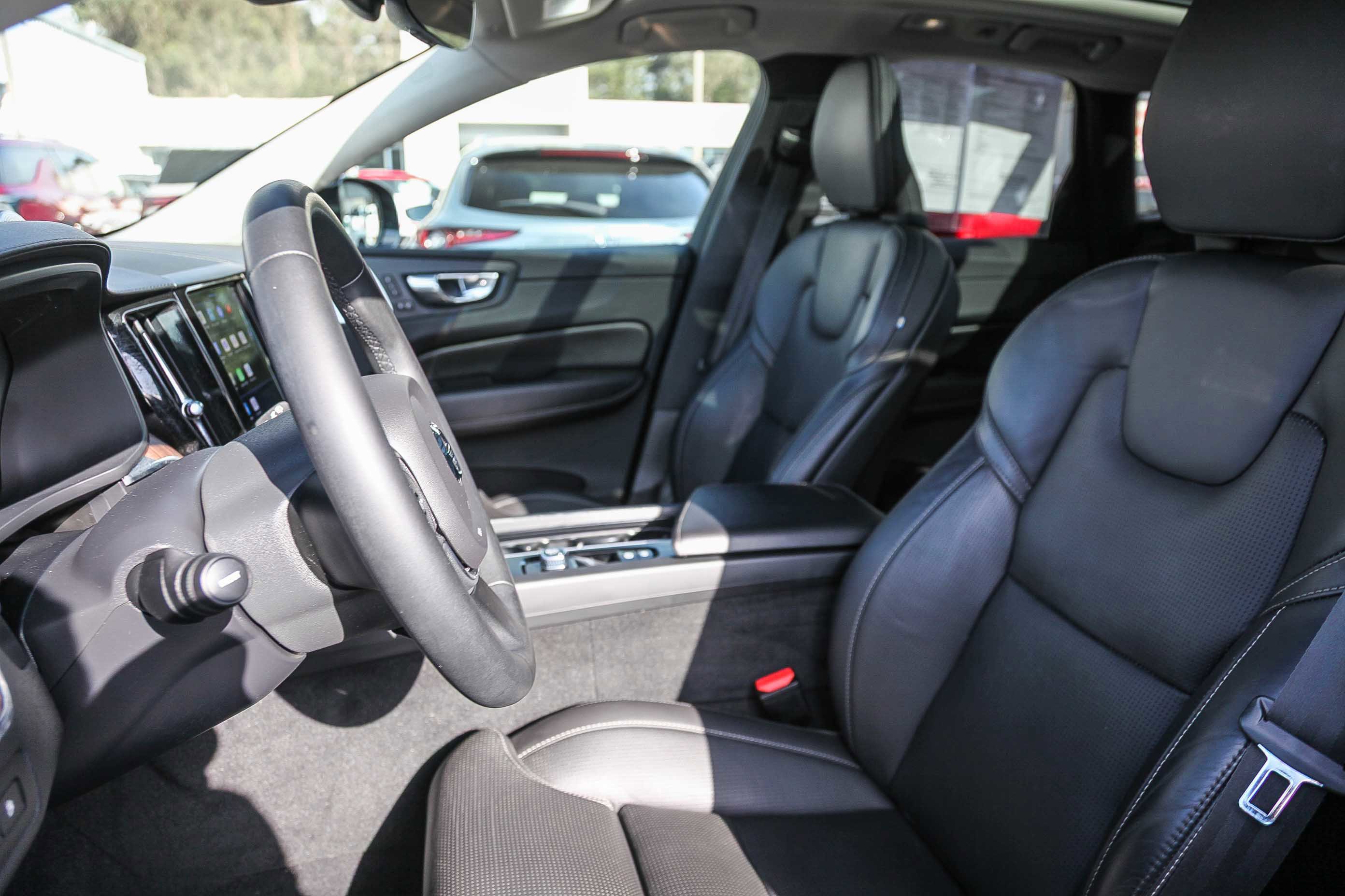 Used 2023 Volvo XC60 T8 Ultimate image 17