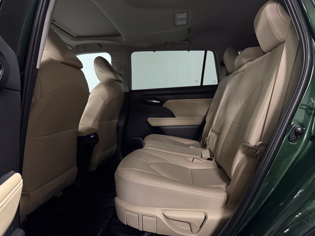 Used 2025 Toyota Highlander XLE AWD/4WD image 10
