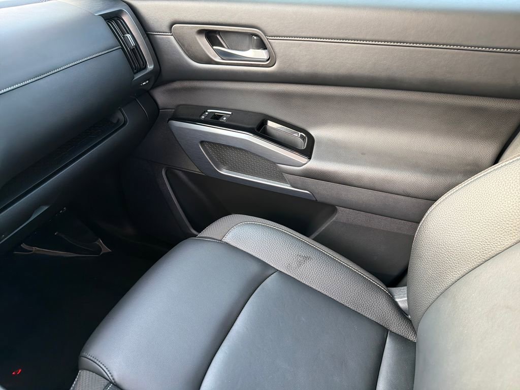 Used 2025 Nissan Pathfinder SL AWD/4WD image 30