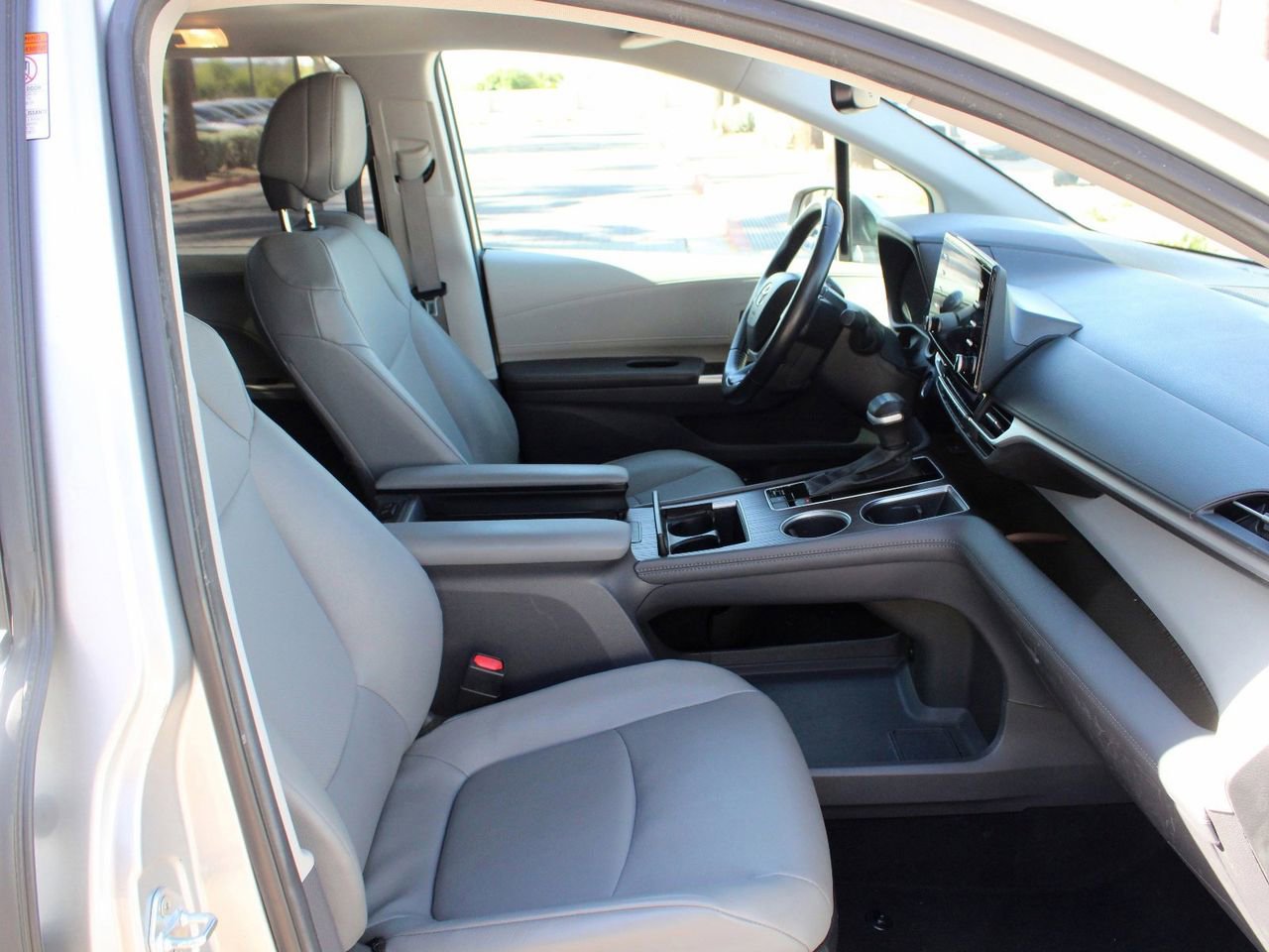 Used 2024 Toyota Sienna XLE FWD image 14
