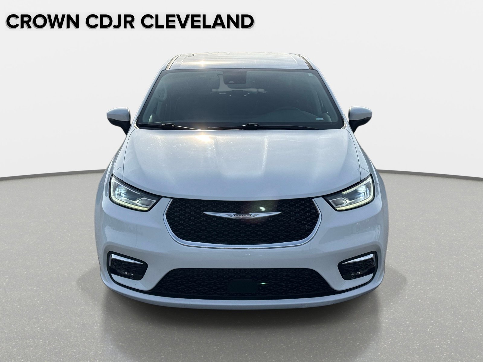 Used 2023 Chrysler Pacifica Touring-L image 9