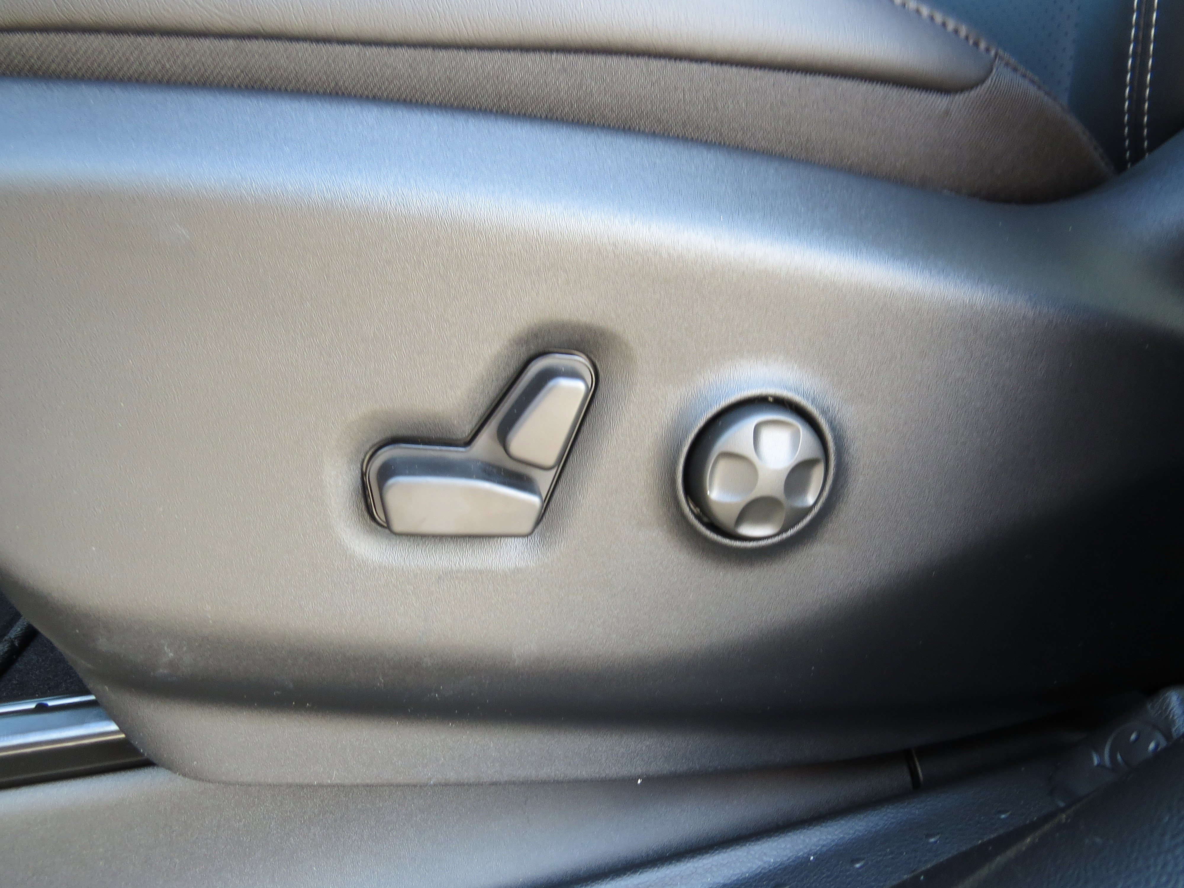 New 2025 Chrysler Voyager LX image 18