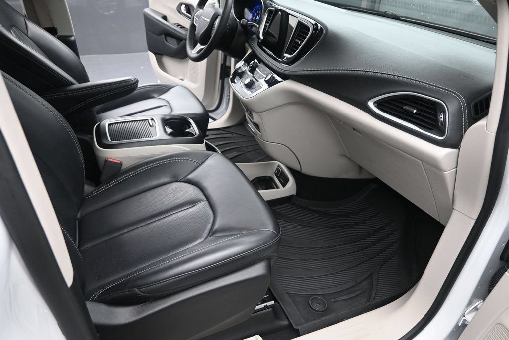 Used 2023 Chrysler Pacifica Touring-L AWD/4WD image 27