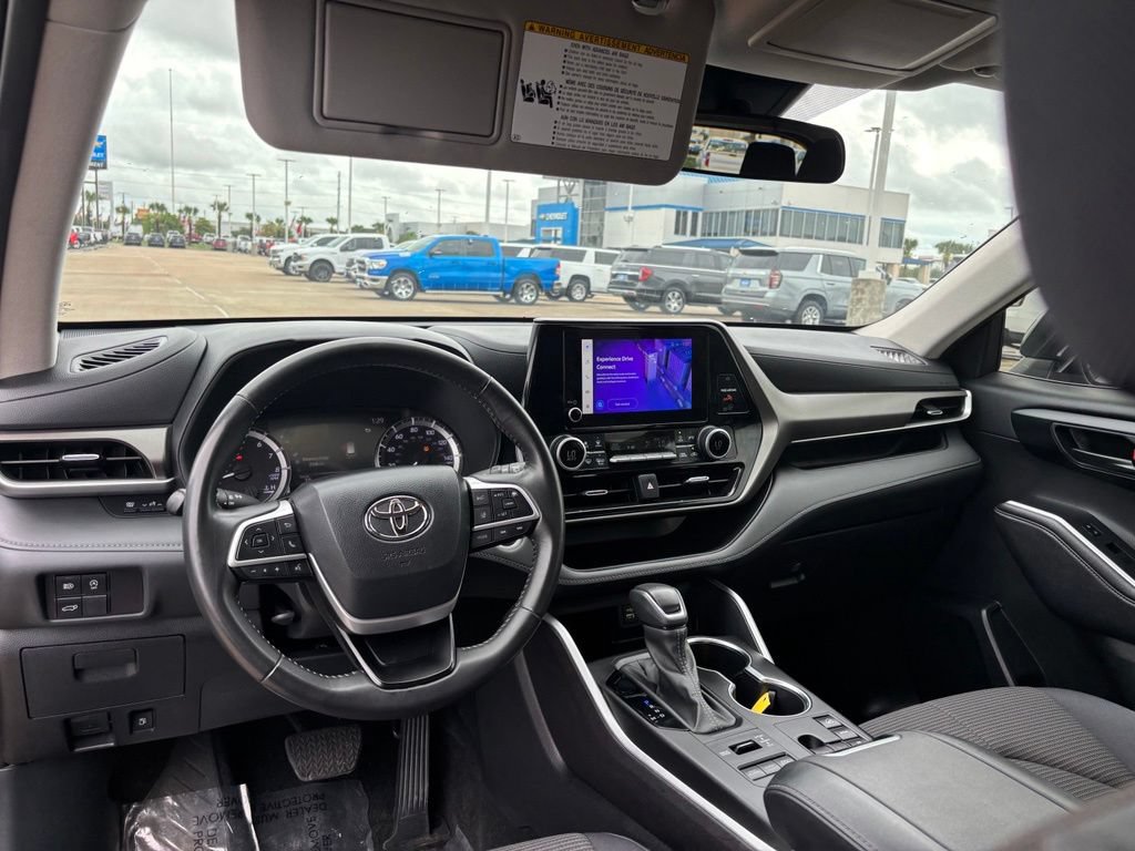 Used 2024 Toyota Highlander LE AWD/4WD image 25