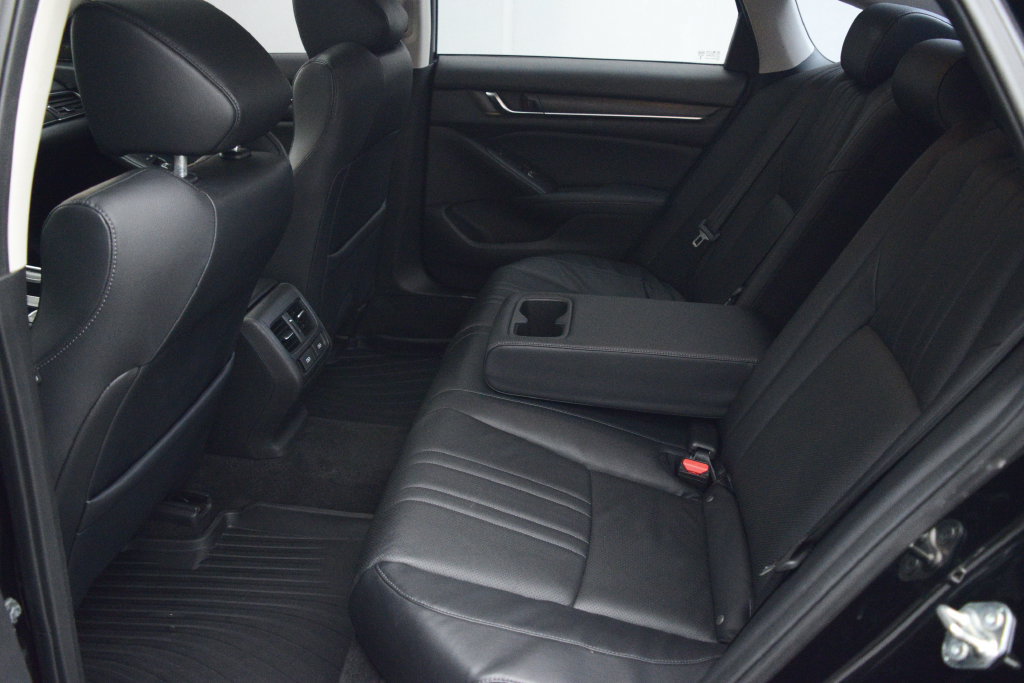 Used 2018 Honda Accord Touring image 12