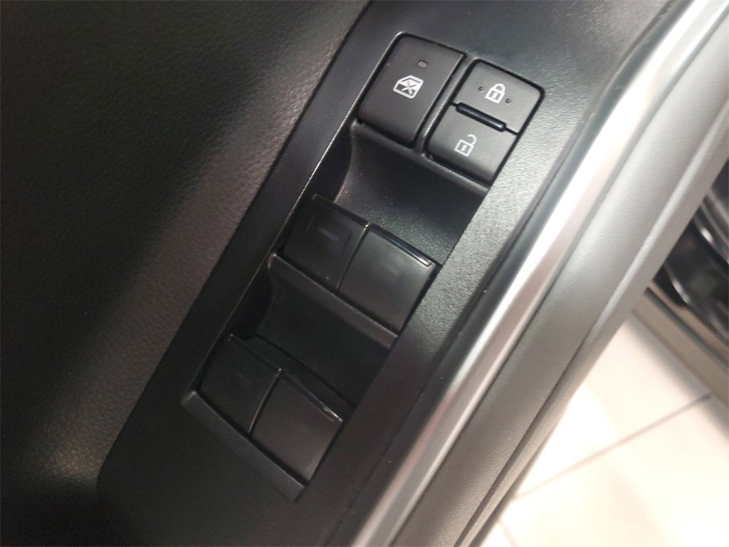 Used 2023 Toyota Highlander L image 19