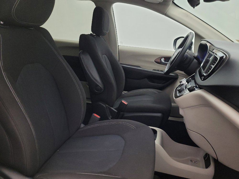 Used 2023 Chrysler Voyager LX FWD image 21