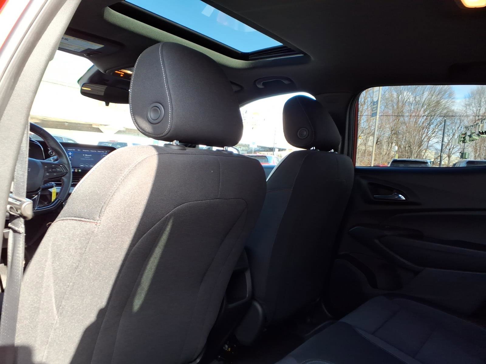 Used 2024 Chevrolet Trax RS w/ Sunroof Package image 12