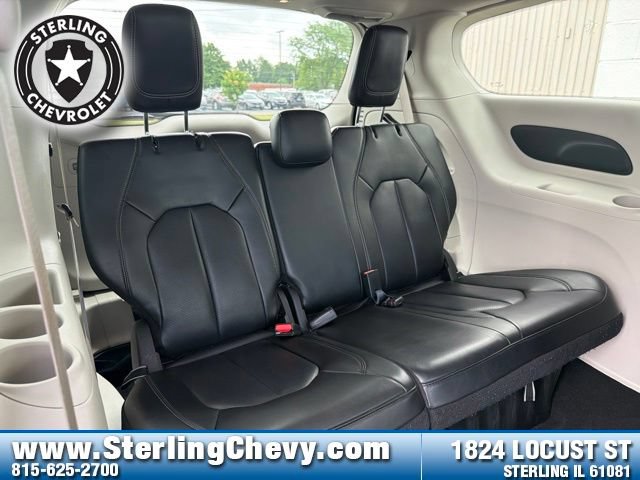 Used 2023 Chrysler Pacifica Touring-L FWD image 17